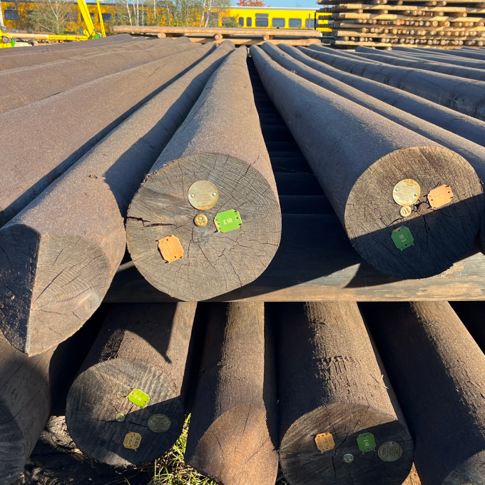 a pile of steel bars sitting on top of a wooden pallet